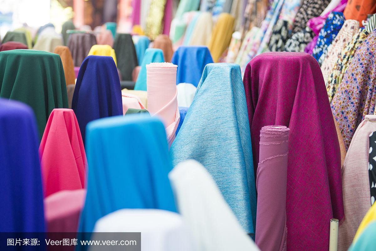 各种颜色的织物和纺织品在商店出售